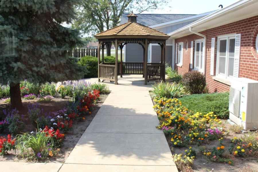 Colonial Manor