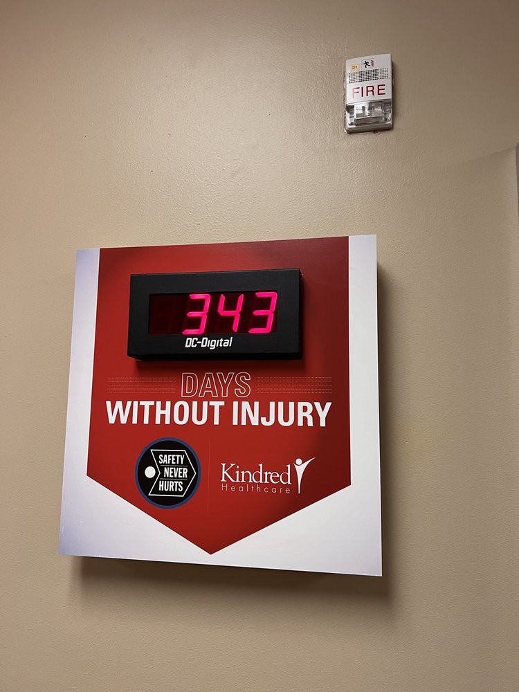 A workplace safety sign displaying the number of days without injury.