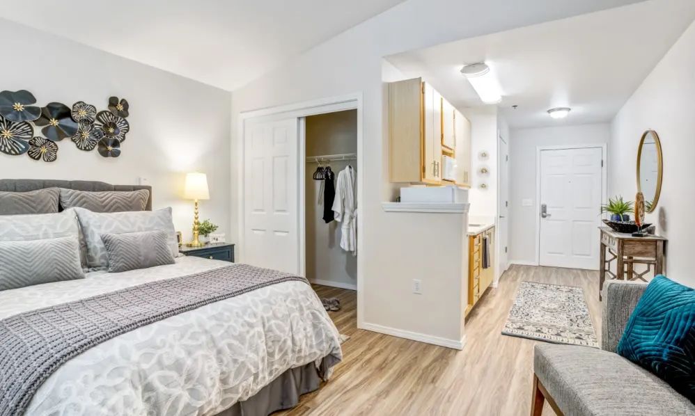 A modern and minimalist bedroom with bright decor and a cozy atmosphere.