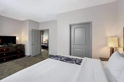 A modern hotel bedroom showcasing contemporary design and comfortable furnishings.