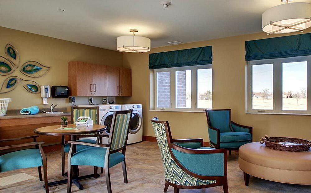 A cozy common area with laundry facilities and comfortable seating.