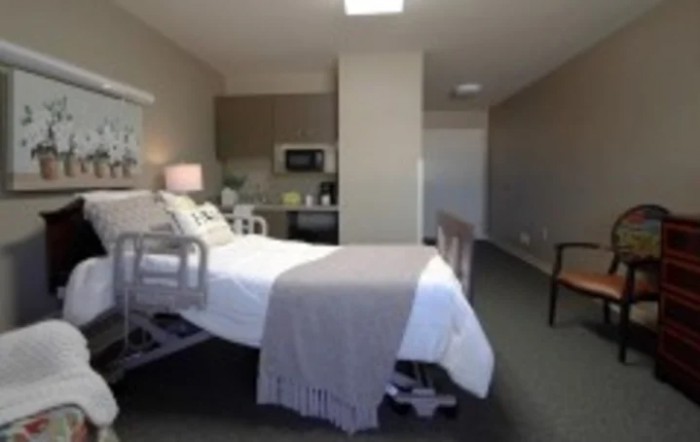 A clean and modern hospital room with a bed and essential equipment.