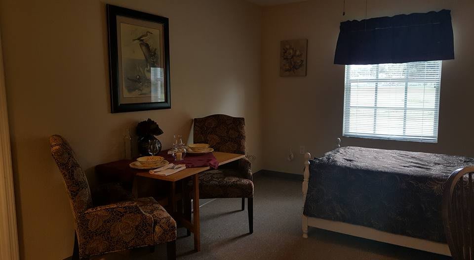 A cozy room with a dining area and a single bed.