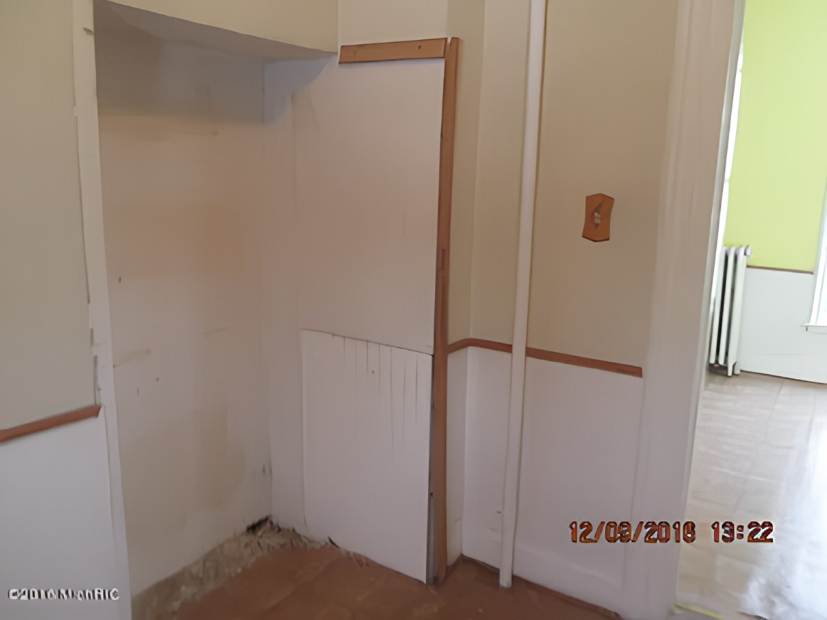 An image of an unfinished interior corner with drywall partially installed.