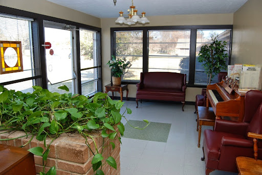 A bright and inviting waiting room with comfortable seating and lush greenery.