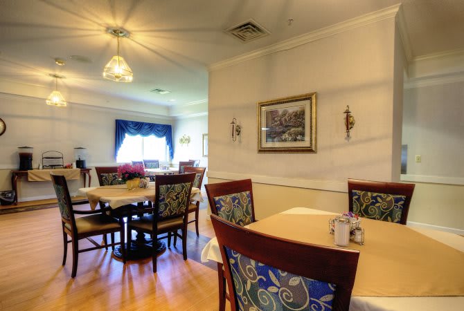 A cozy dining room with elegant decor and comfortable seating.