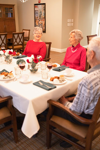 A cheerful dining scene with seniors enjoying a meal together at a beautifully set table.