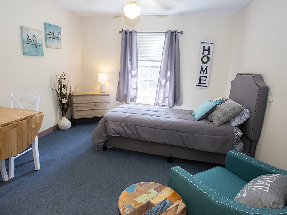 A cozy bedroom with modern decor and comfortable furnishings.