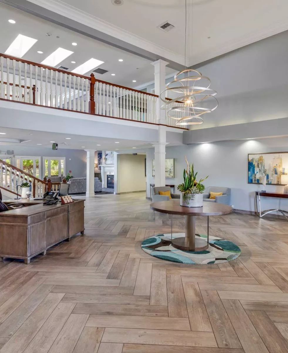 Modern and spacious lobby with elegant interior design and lighting fixtures.