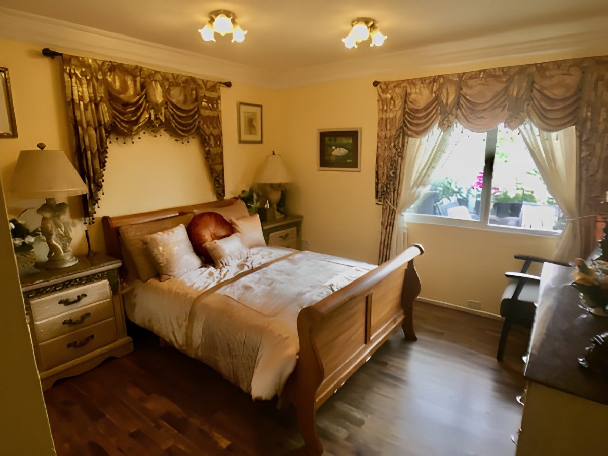 Elegant bedroom with classic decor and a cozy atmosphere.