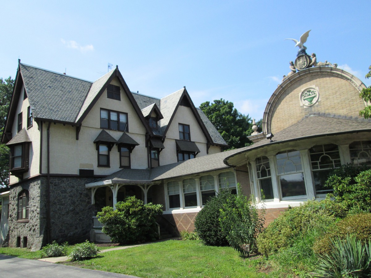 Hayes Manor Retirement Residence