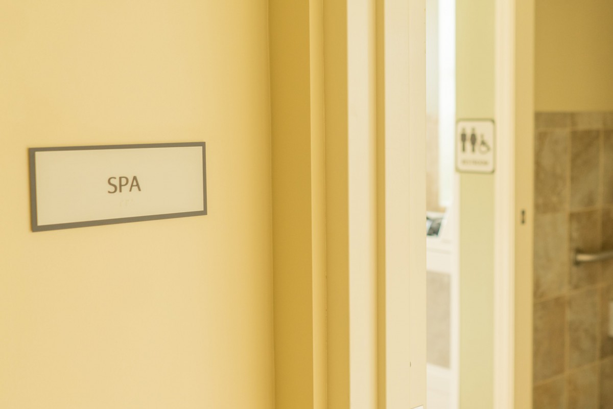 A hallway with a sign indicating the entrance to a spa.
