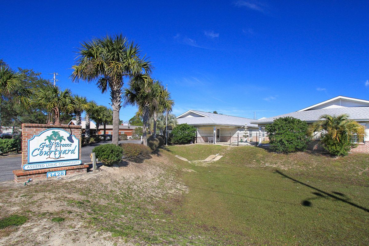 Gulf Breeze Courtyard