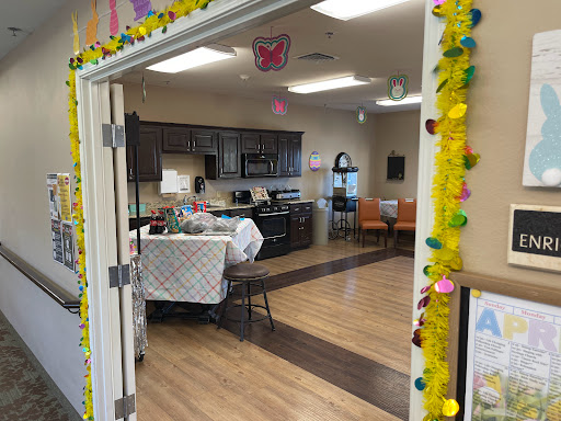 View of a welcoming kitchen and dining area, decorated with colorful elements and inviting furniture.