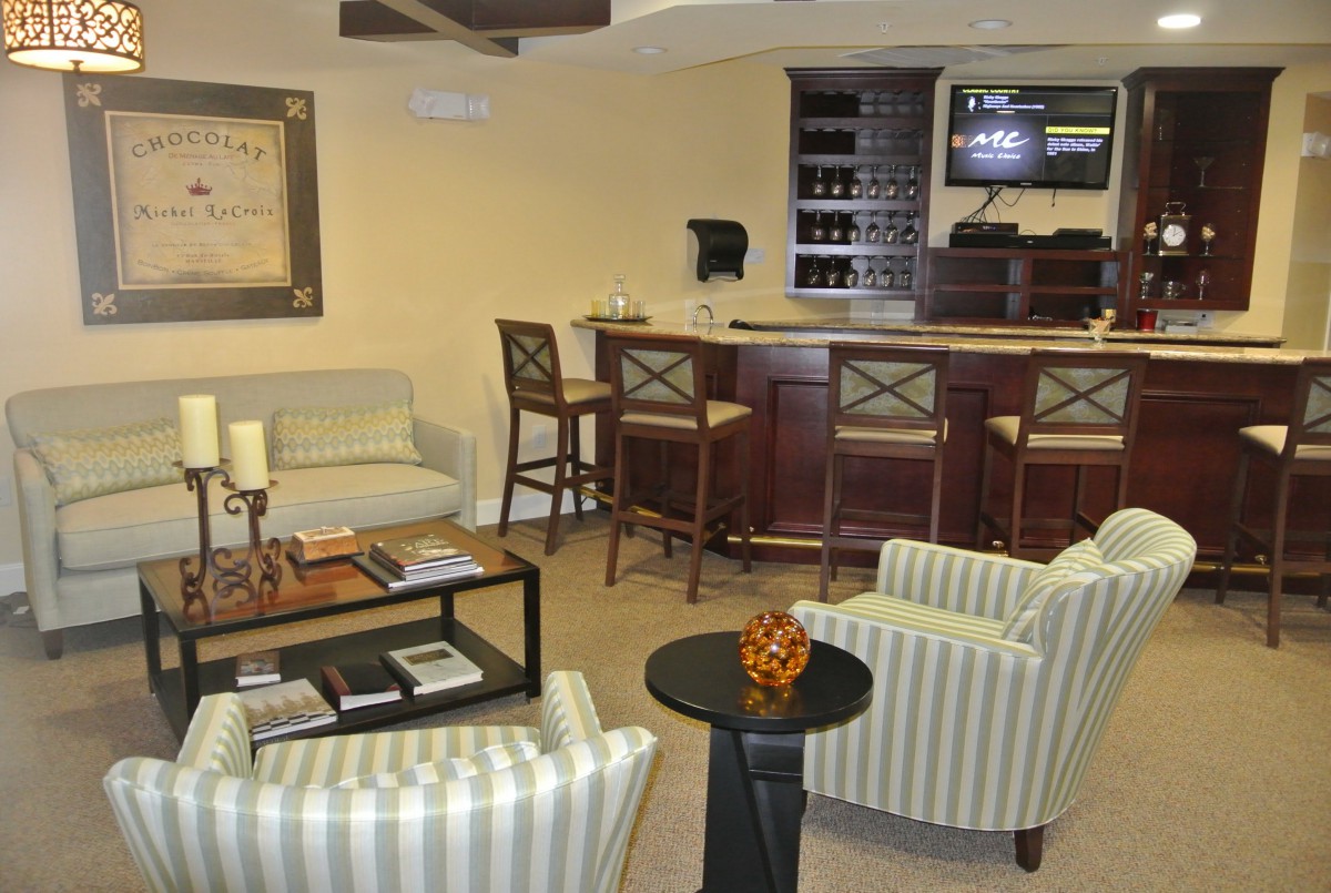 A cozy living room with a bar area and comfortable seating.