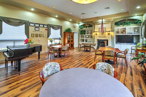A welcoming common area with comfortable seating, a piano, and a cozy atmosphere.