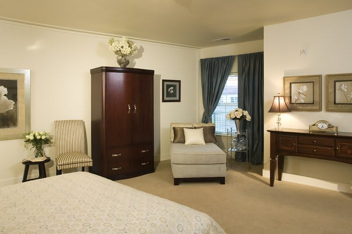 Cozy bedroom featuring classic furniture and soft lighting.