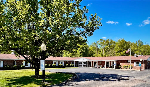 A sunny day at a school building surrounded by greenery.
