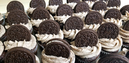 Delicious Oreo cupcakes topped with creamy frosting and extra cookies.