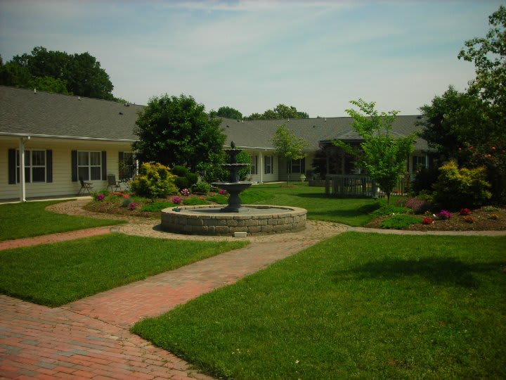 Colonial Manor
