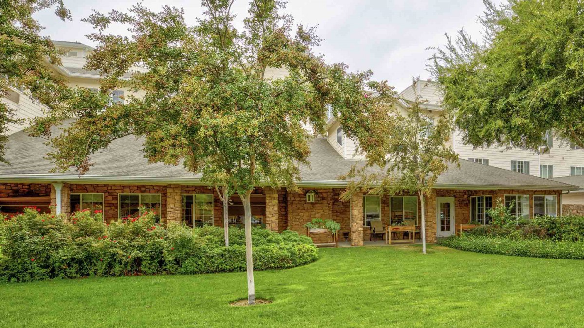 Holiday Golden Oaks