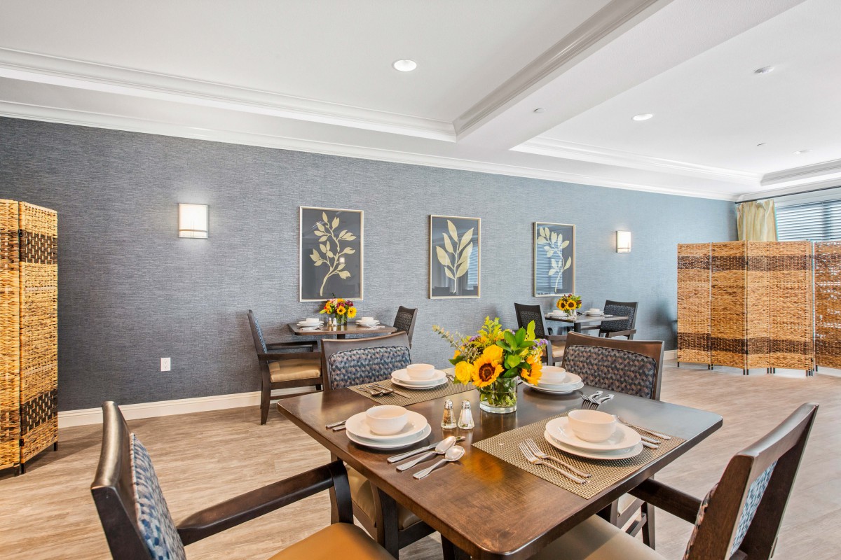 A beautifully decorated dining room with a stylish table setting and elegant decor.