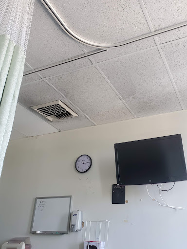 A view of the ceiling and equipment in a hospital room.
