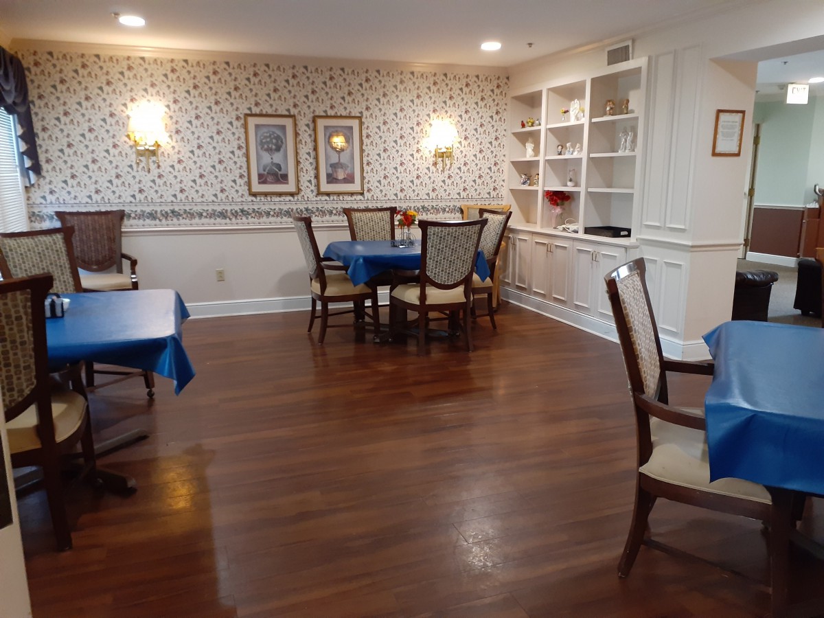 A cozy dining room with wooden floors and elegant furniture.
