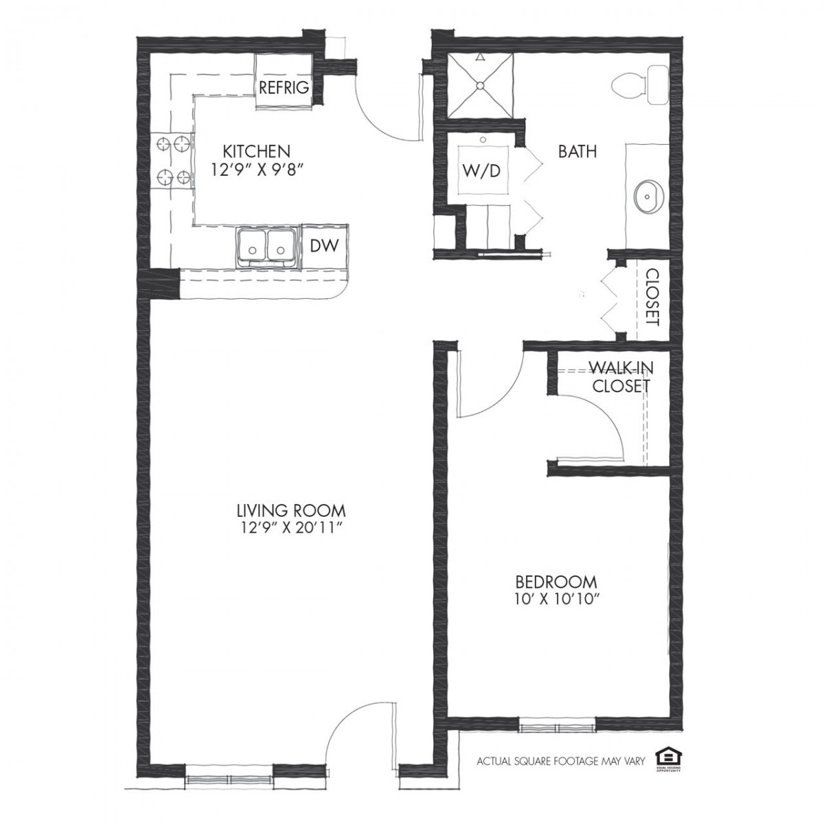 A 1-bedroom apartment floor plan with a living room, kitchen, bathroom, and closets.