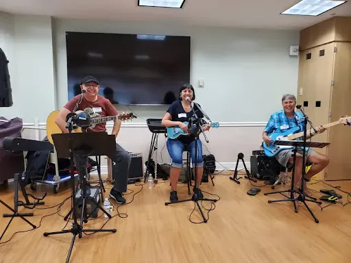 A lively performance by a local band, featuring a ukulele and guitar duo.