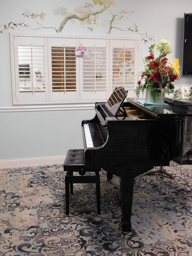 A beautifully arranged grand piano with a charming floral arrangement, adding elegance to the living space.