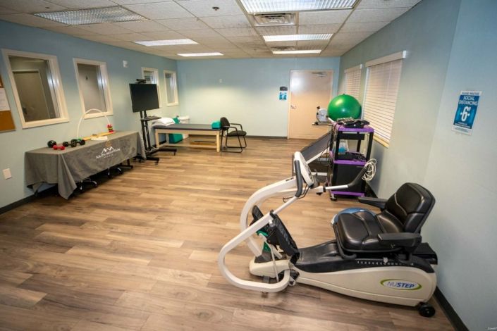 A well-equipped fitness and therapy room designed for exercise and rehabilitation.