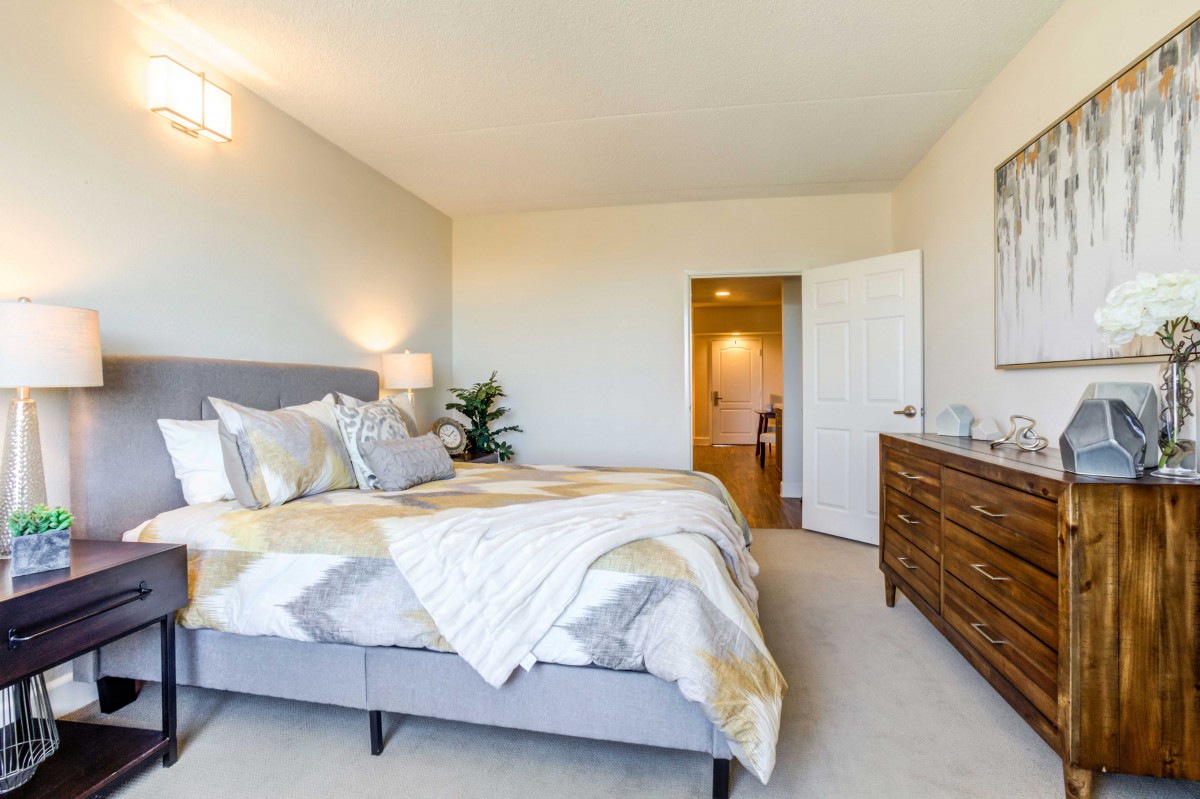 A modern bedroom with a comfortable bed and stylish furniture.