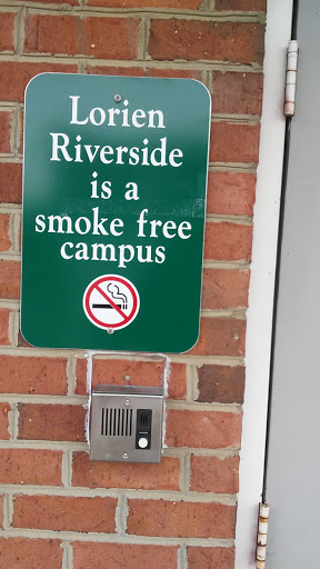 A sign indicating that the Riverside area is a smoke-free campus.