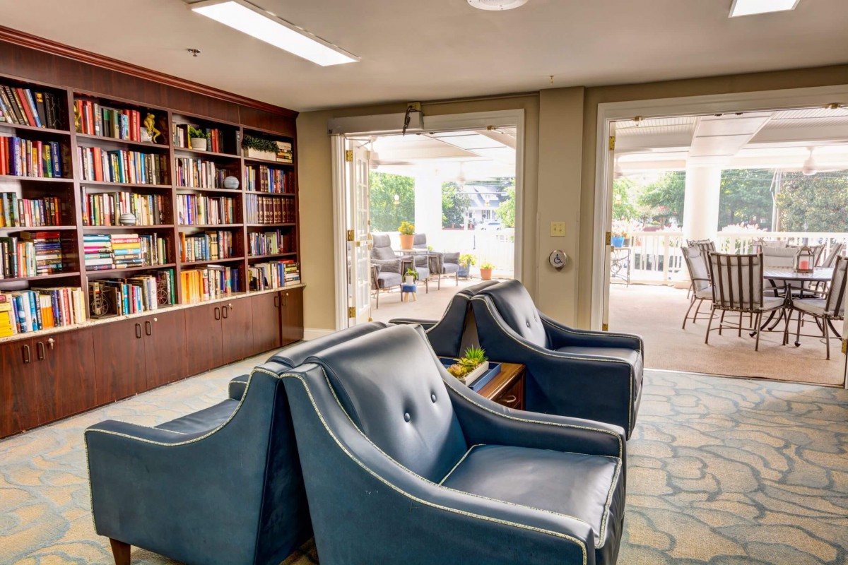 Cozy library with comfortable seating and a view to the outside.