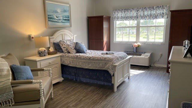 Cozy bedroom with a single bed and natural light.