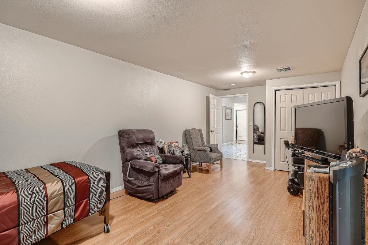 A cozy living room featuring comfortable seating and a laminate floor.