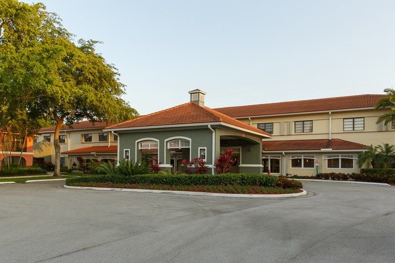 A spacious inn with a welcoming entrance and well-maintained landscaping.