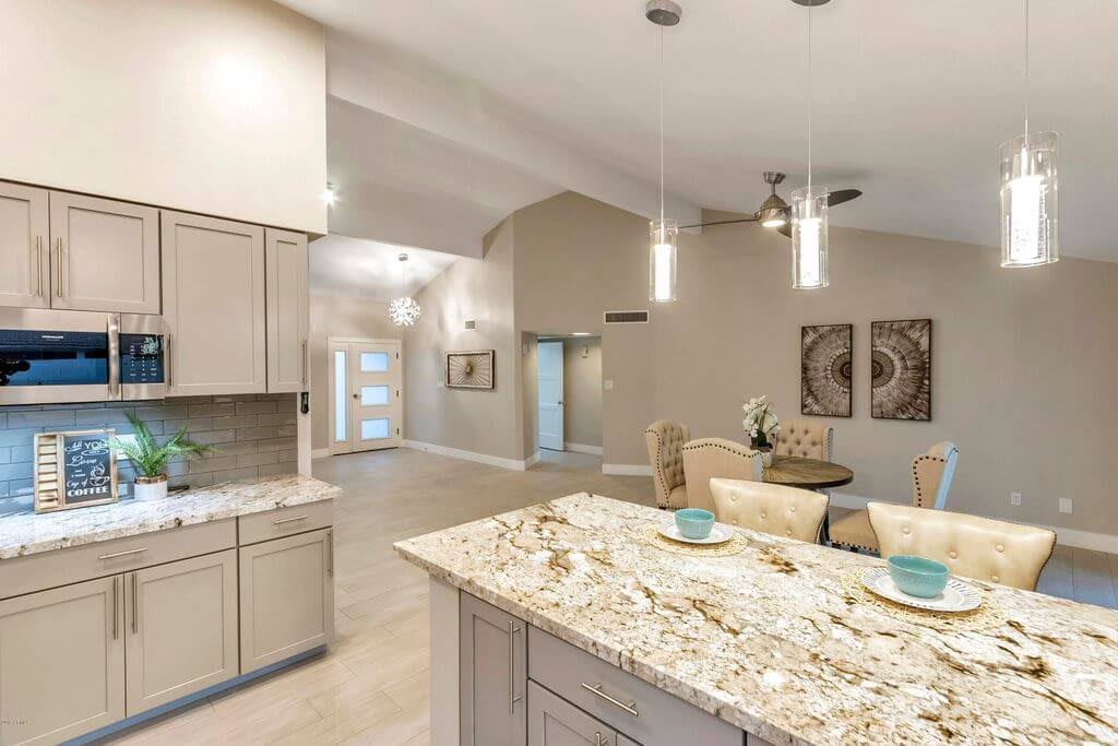 Modern kitchen with open concept and elegant design featuring a granite countertop.