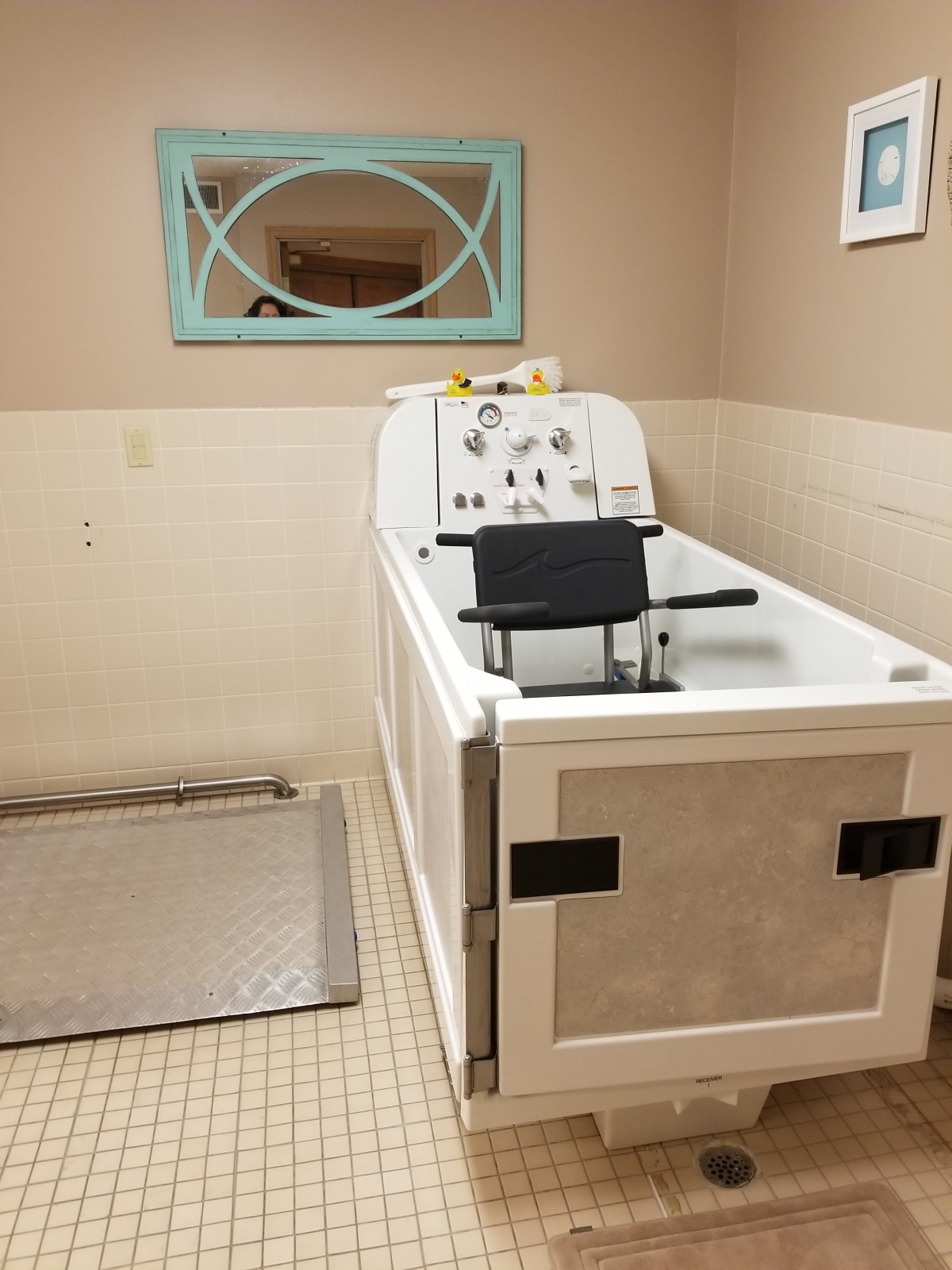 An accessible bathtub with a seat, designed for hydrotherapy use.