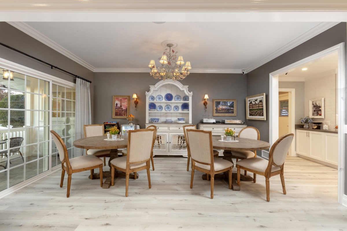 Elegant dining room with a chandelier and classic furnishings.
