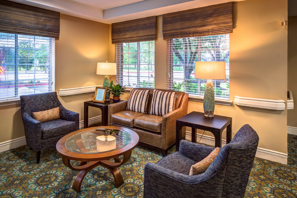 Cozy living room with a comfortable seating area and warm lighting.