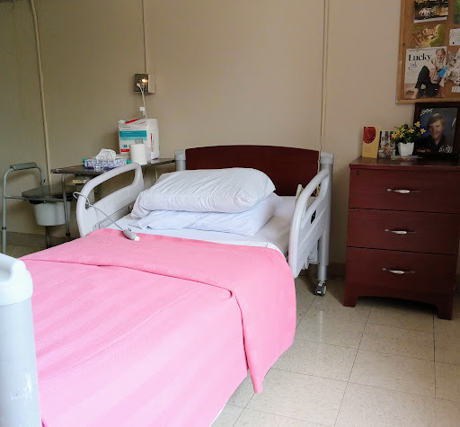 A cozy hospital room ready for patient care.