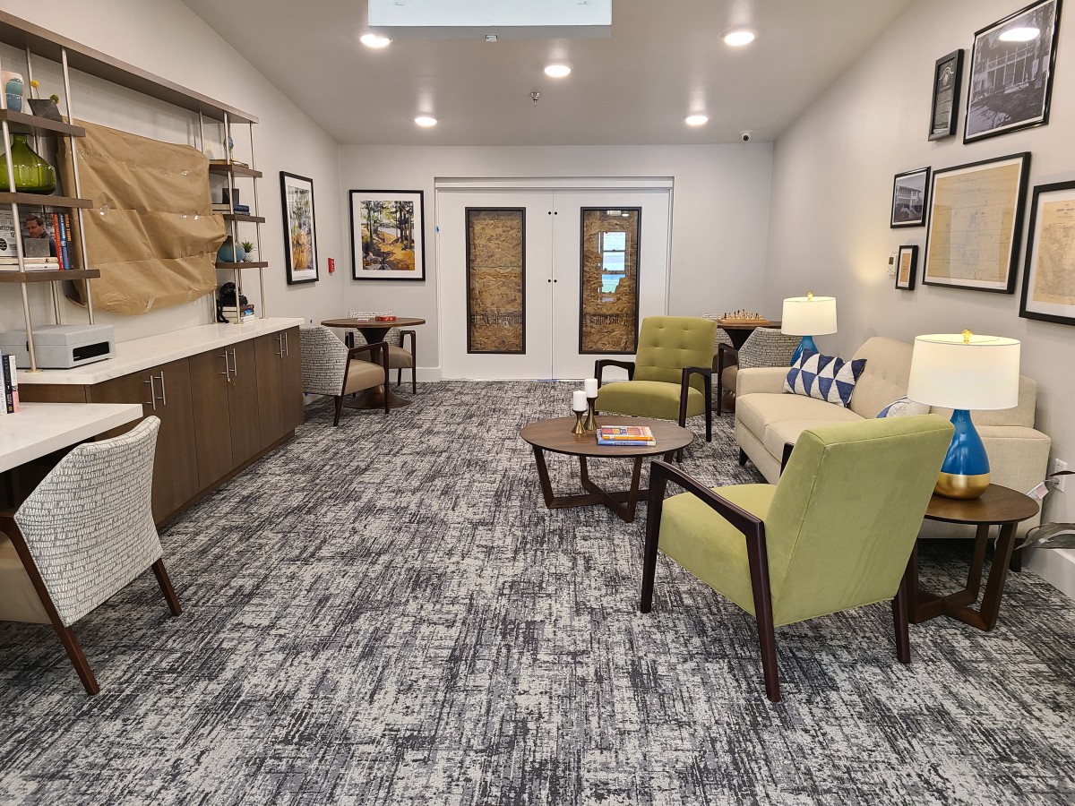 A modern and cozy waiting room with stylish furniture and decor.
