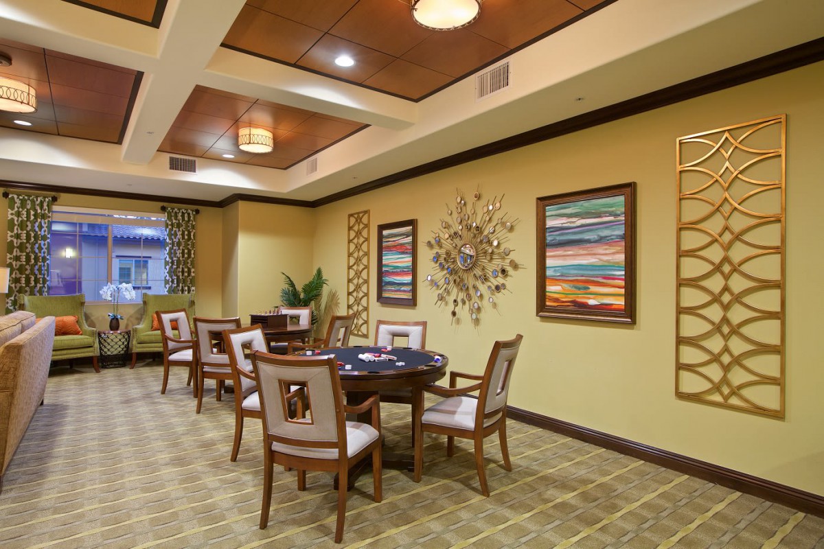 A cozy dining room with stylish decor and comfortable seating.