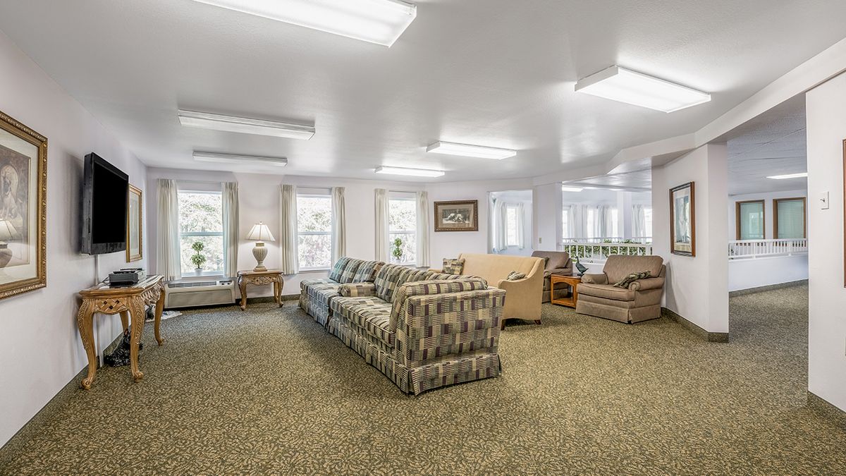 Holiday Lake Shore Commons
