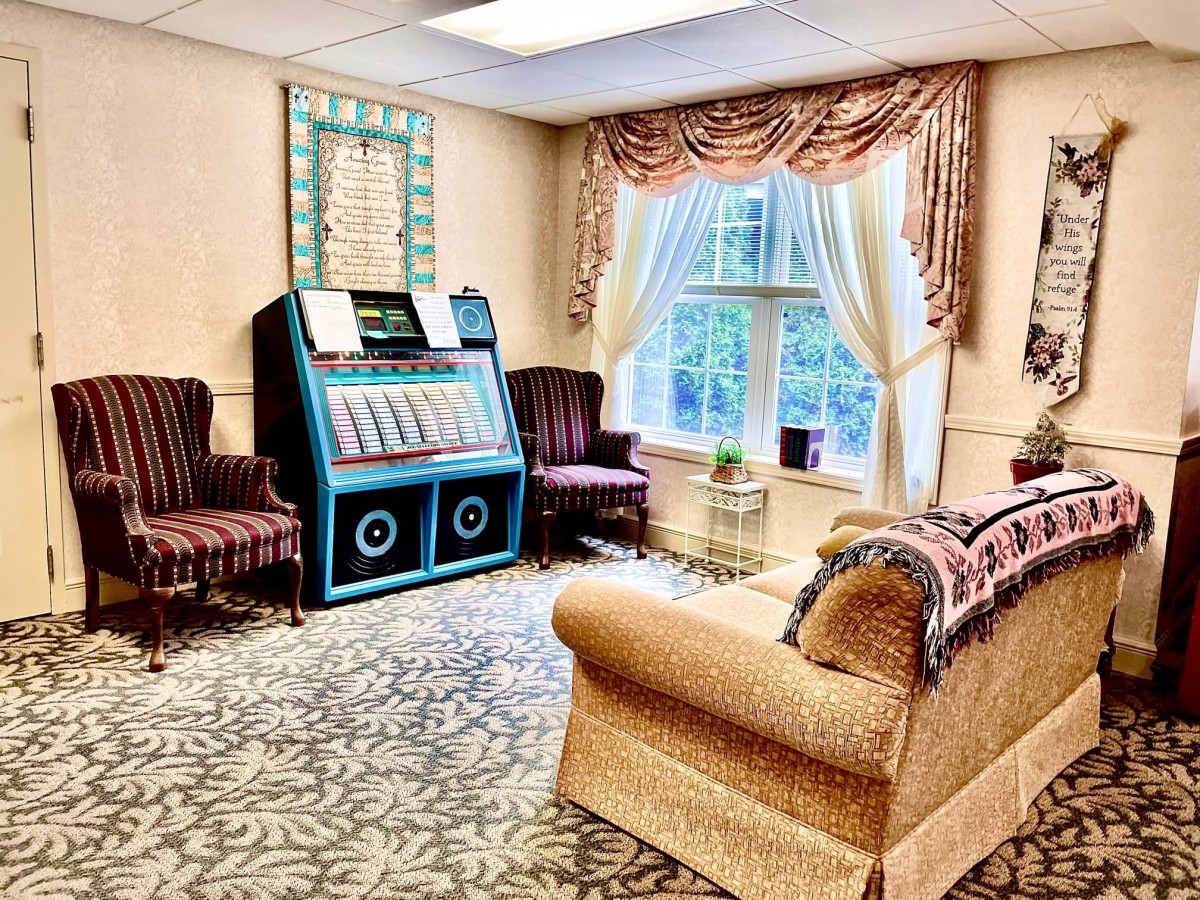 A cozy living room featuring a jukebox and classic furnishings.