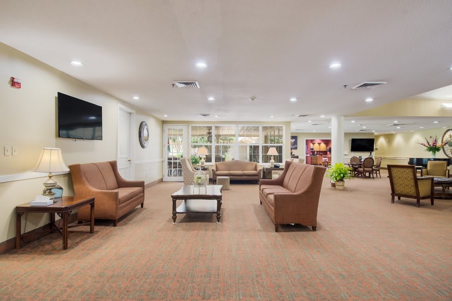 A comfortable and spacious lobby featuring modern furniture and decor.