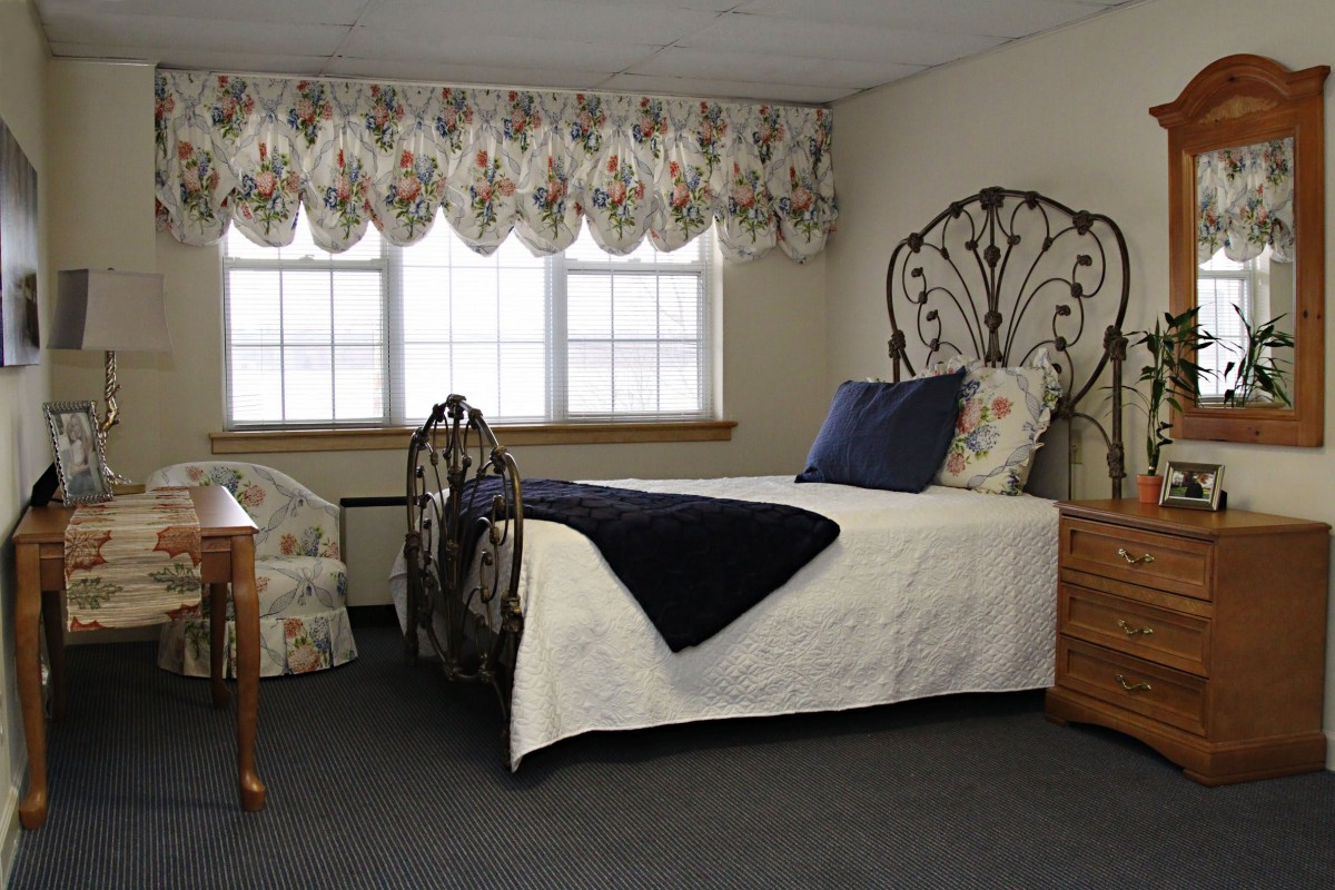 A cozy bedroom with a single bed and decorative furnishings.