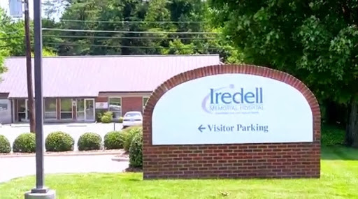 A sign indicating visitor parking for Iredell.